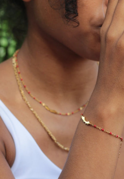 Model showing the Curacao bracelet while having a drink